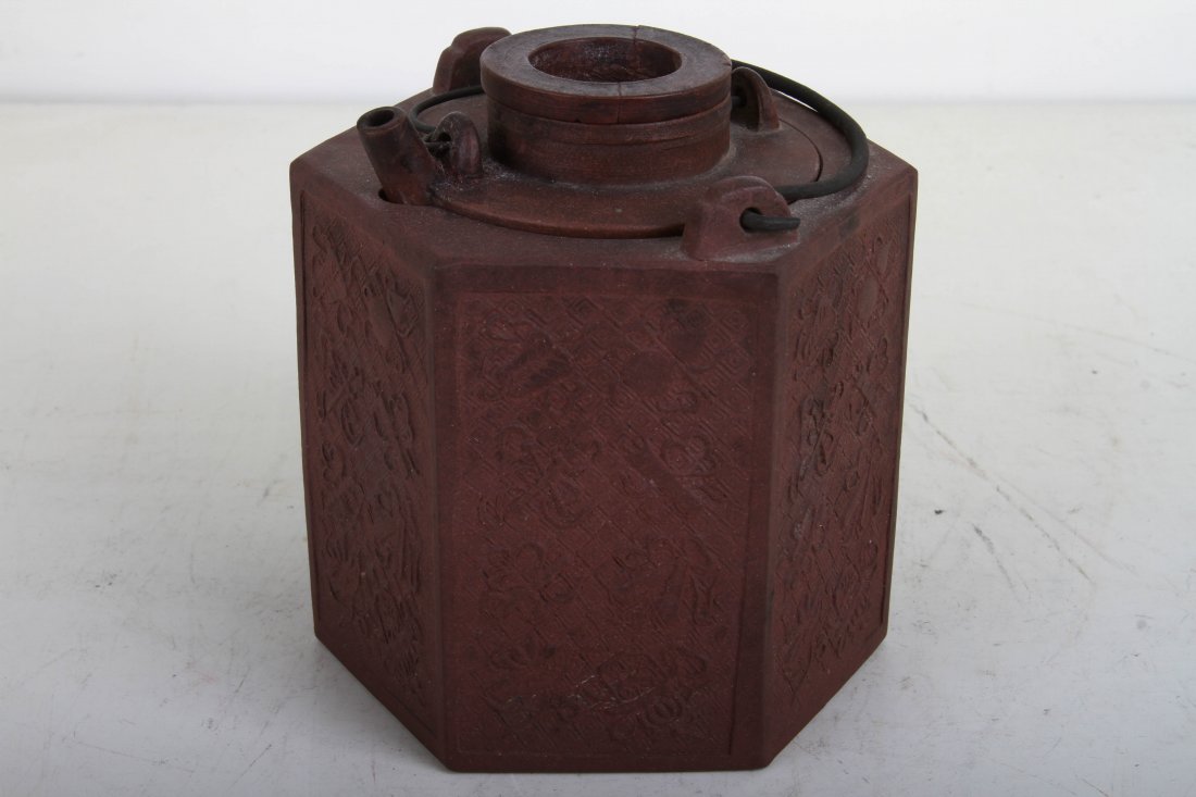 [CHINESE]A "YI XING ZI SHA MING HU"MAKRED YIXING GLAY: [CHINESE]A "YI XING ZI SHA MING HU"MAKRED YIXING GLAY WINE WARMER (LID HAS RESTORATION) L:4.25" W:4.25"H:4.5"宜兴紫砂名壶款温酒壶（