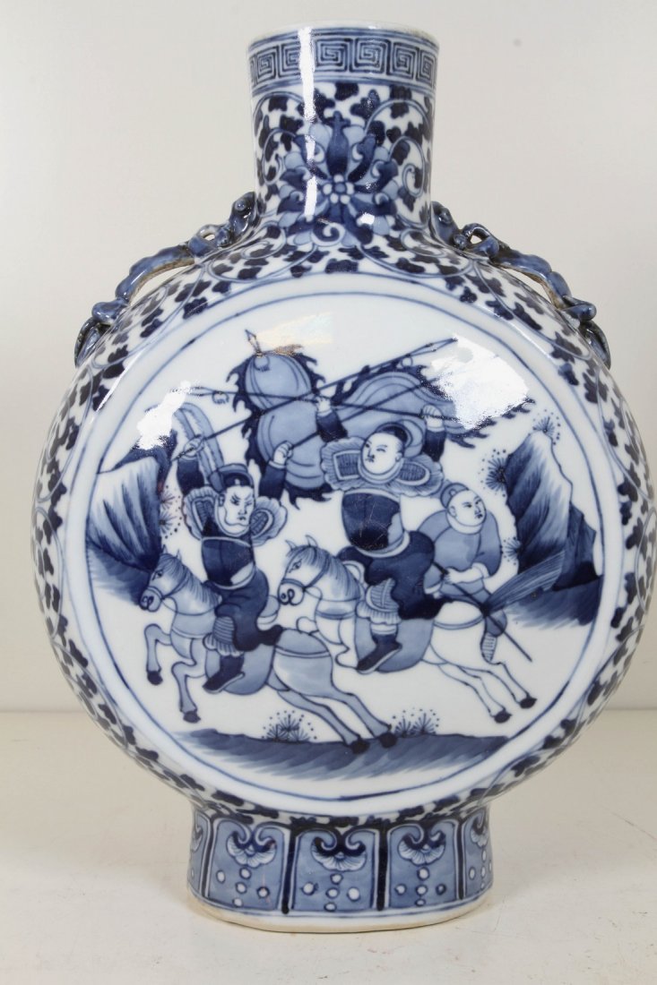[CHINESE]A "QIAN LONG NIAN ZHI"MARKED BLUE AND WHITE: [CHINESE]A "QIAN LONG NIAN ZHI"MARKED BLUE AND WHITE MOON FLASK VASE PAINTED WITH FIGURES AND TWINE PATTERN W:6" H:10"乾隆年制款青花缠枝纹&#