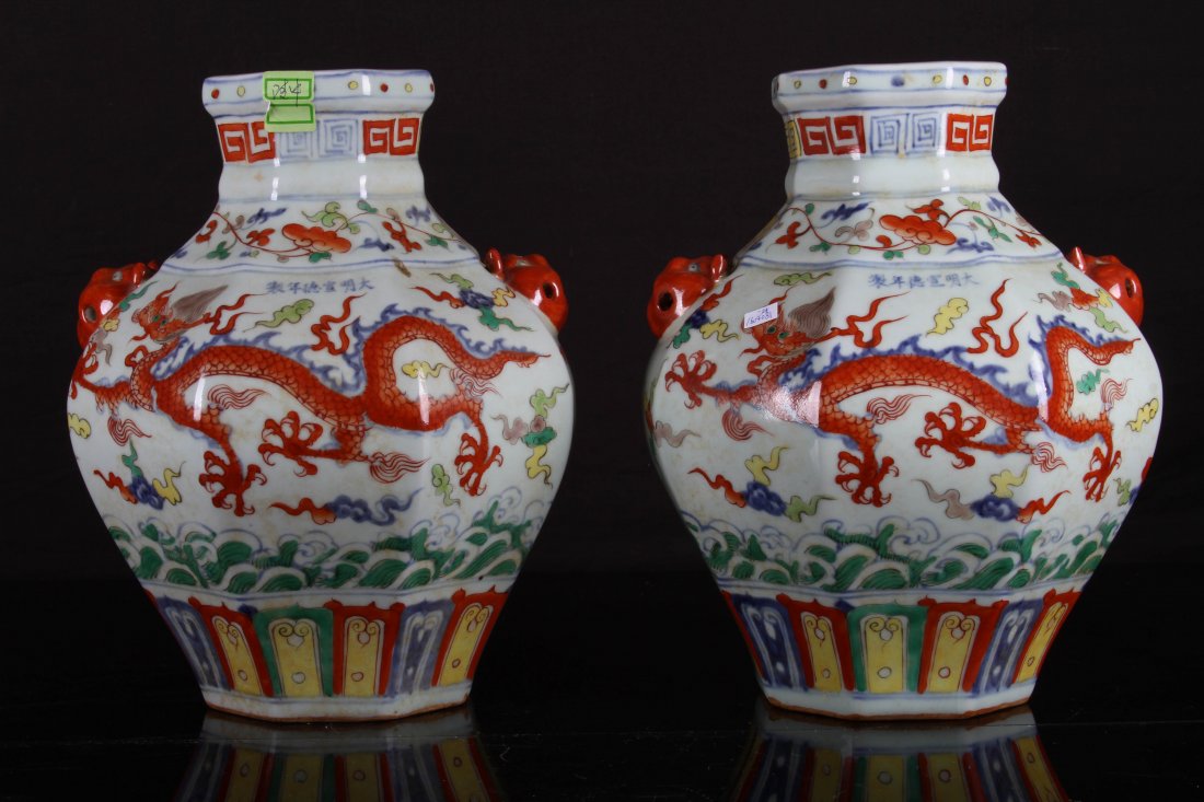 [CHINESE]A PAIR OF "DA MING XUAN DE NIAN ZHI"MARKED DOU: [CHINESE]A PAIR OF "DA MING XUAN DE NIAN ZHI"MARKED DOU GLAZED PORCELAIN JAR PAINTED WITH DRAGONS W:6.8" H:12"大明宣德年制款斗彩龙纹&#