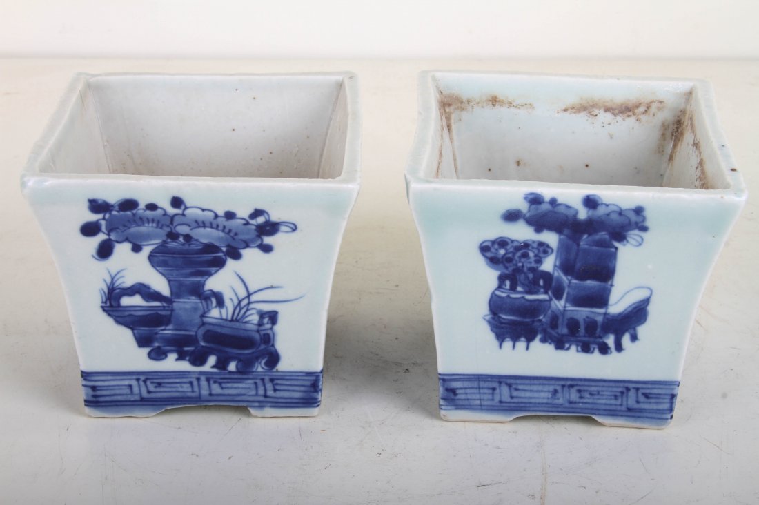 [CHINESE]A PAIR OF BLUE AND WHITE FLOWER POT PAINTED (1 of 4)