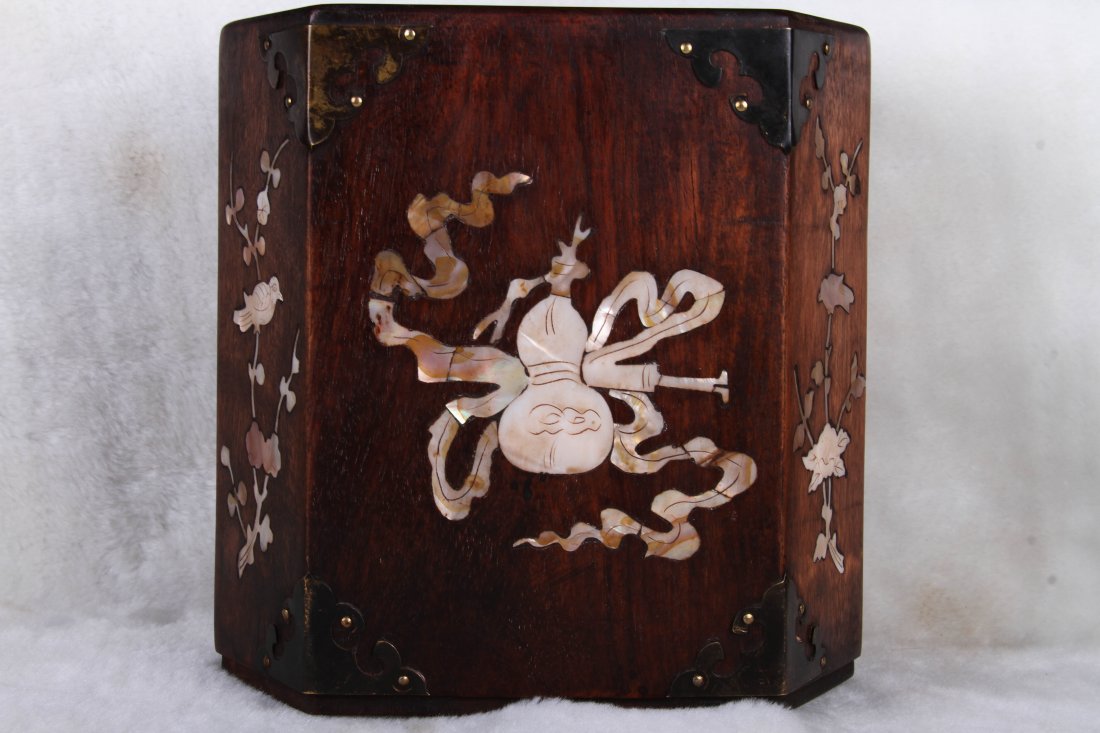 [CHINESE]A LATE 19TH CENTURY ROSEWOOD CARVED BRUSHPOT (1 of 3)