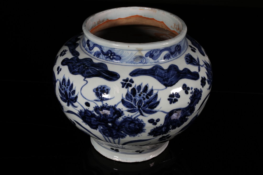 [CHINESE]A LATE 16TH CENTURY BLUE AND WHITE JAR PAINTED (1 of 3)