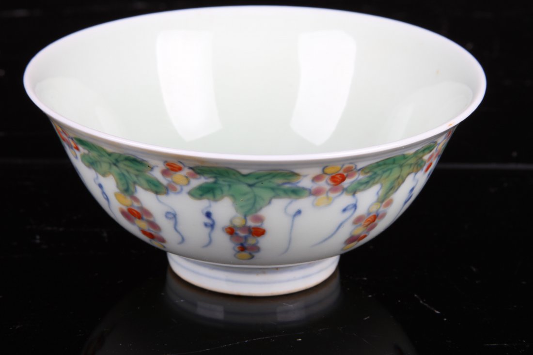 [CHINESE]A "DA MING CHENG HUA NIAN ZHI"MARKED DOU: [CHINESE]A "DA MING CHENG HUA NIAN ZHI"MARKED DOU GLAZED PORCELAIN BOWL PAINTED WITH GRAPES W:4.2" H:2"大明成化年制款斗彩葡萄纹&