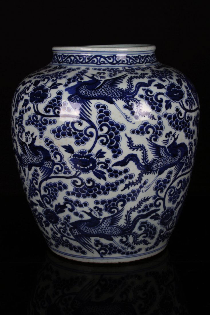 [CHINESE]A MING DYNASTY STYLED BLUE AND WHITE JAR (1 of 5)