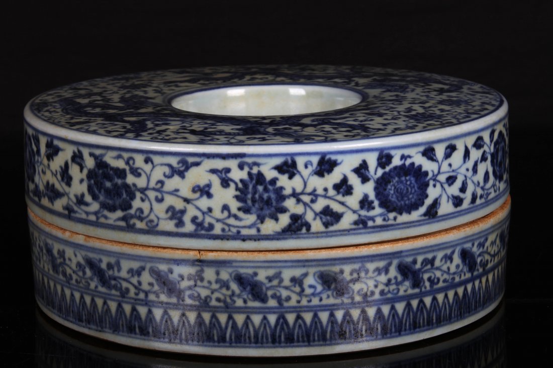 [CHINESE]A QING DYNASTY STYLED "DA MING XUAN DE NIAN: [CHINESE]A QING DYNASTY STYLED "DA MING XUAN DE NIAN ZHI"MARKED BLUE AND WHITE COURT BEADS BOX PAINTED WITH DRAGONS W:9.75" H:4"清式寄托款大明宣德