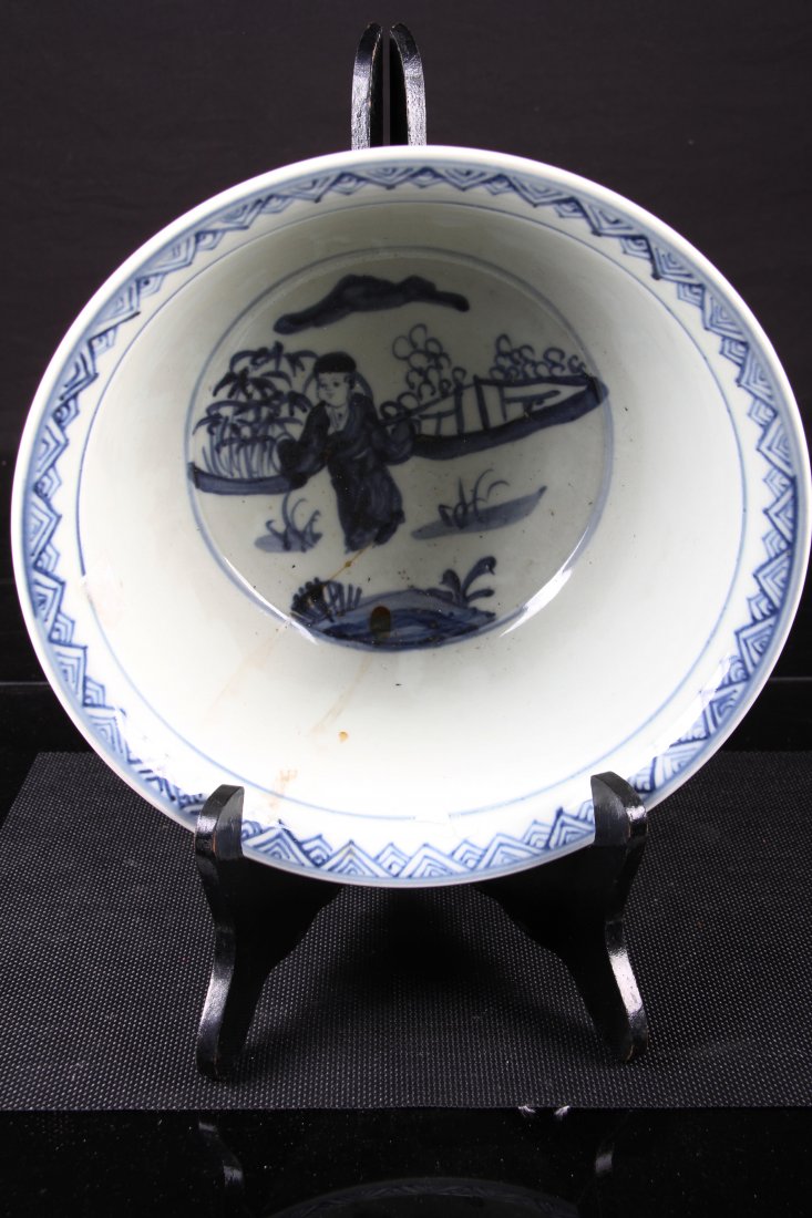 [CHINESE]A MING DYNASTY STYLED BLUE AND WHITE BOWL: [CHINESE]A MING DYNASTY STYLED BLUE AND WHITE BOWL PAINTED WITH FIGURES W:10.25" H:5"明式青花人物纹大碗