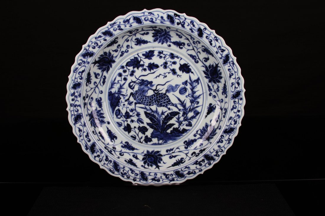 [CHINESE]A MING DYNASTY STYLED BLUE AND WHITE PLATE (1 of 4)
