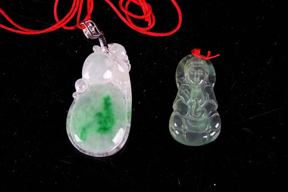 [CHINESE]A PAIR OF JADEITE CARVED PENDANTS L:2" (1 of 1)