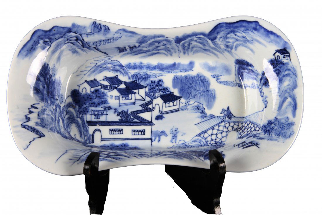 [CHINESE]A QING DYNASTY STYLED BLUE AND WHITE TRAY (1 of 1)