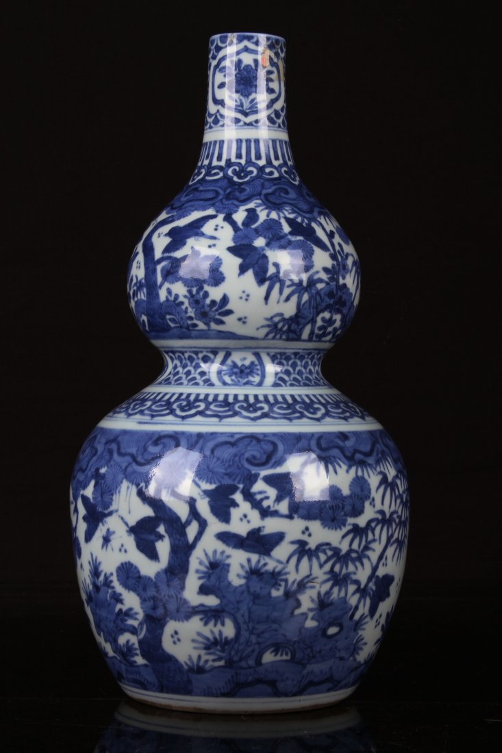 [CHINESE]A MING DYNASTY STYLED BLUE AND WHITE GROUND: [CHINESE]A MING DYNASTY STYLED BLUE AND WHITE GROUND SHAPED VASE PAINTED WITH BIRDS AND FLOWERS W:7" H:14"明式青花花鸟纹葫芦瓶