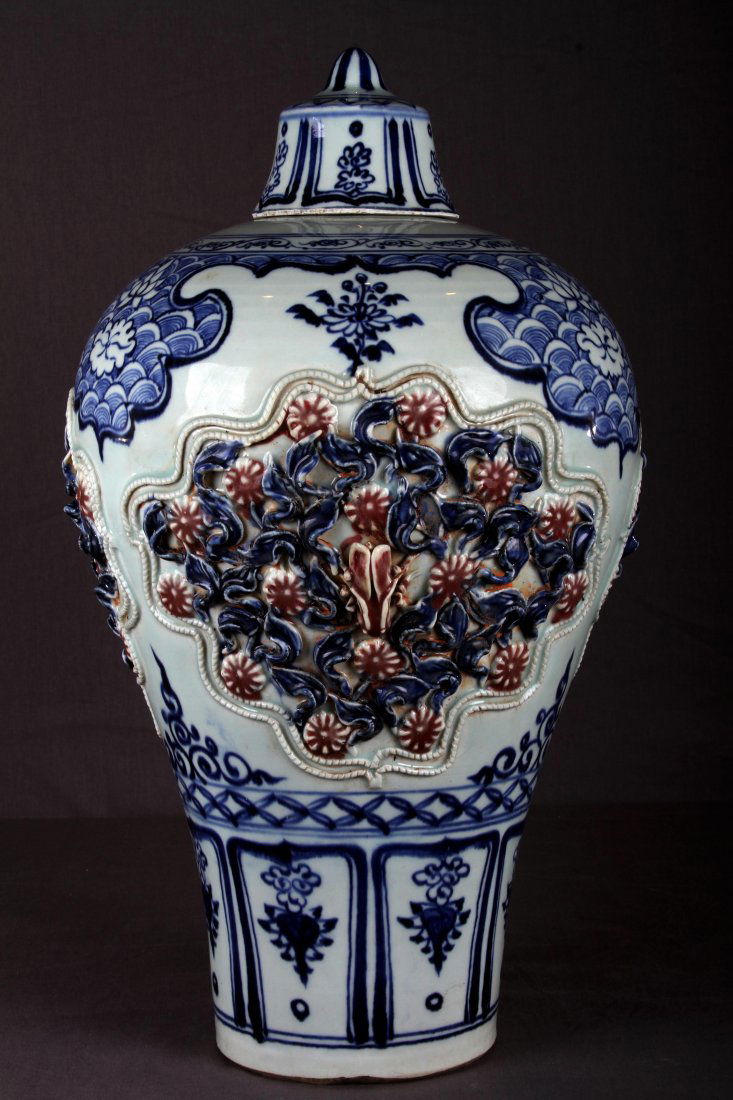 [CHINESE]MING DYNASTY STYLED BLUE AND WHITE GLAZED VASE (1 of 2)