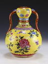 A CHINESE ANTIQUE FAMILLE ROSE YELLOW GROUND PORCELAIN