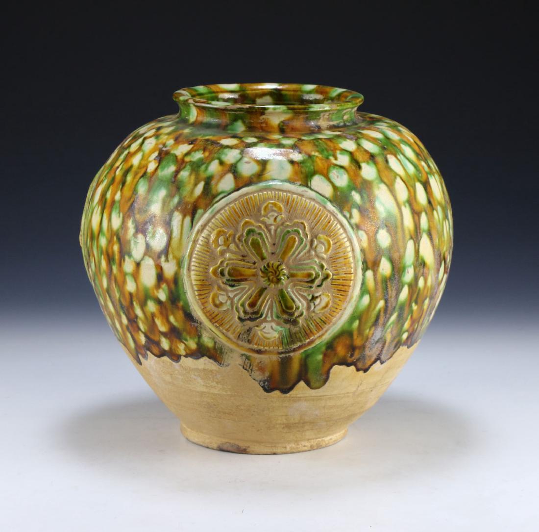 A CHINESE ANTIQUE SANCAI GLAZED PORCELAIN JAR (1 of 5)