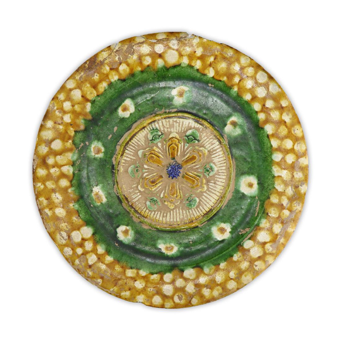 A CHINESE ANTIQUE SANCAI GLAZED PORCELAIN PLATE (1 of 3)