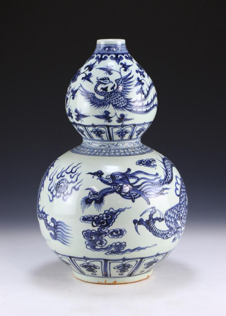 A BIG CHINESE ANTIQUE BLUE & WHITE PORCELAIN VASE (1 of 5)