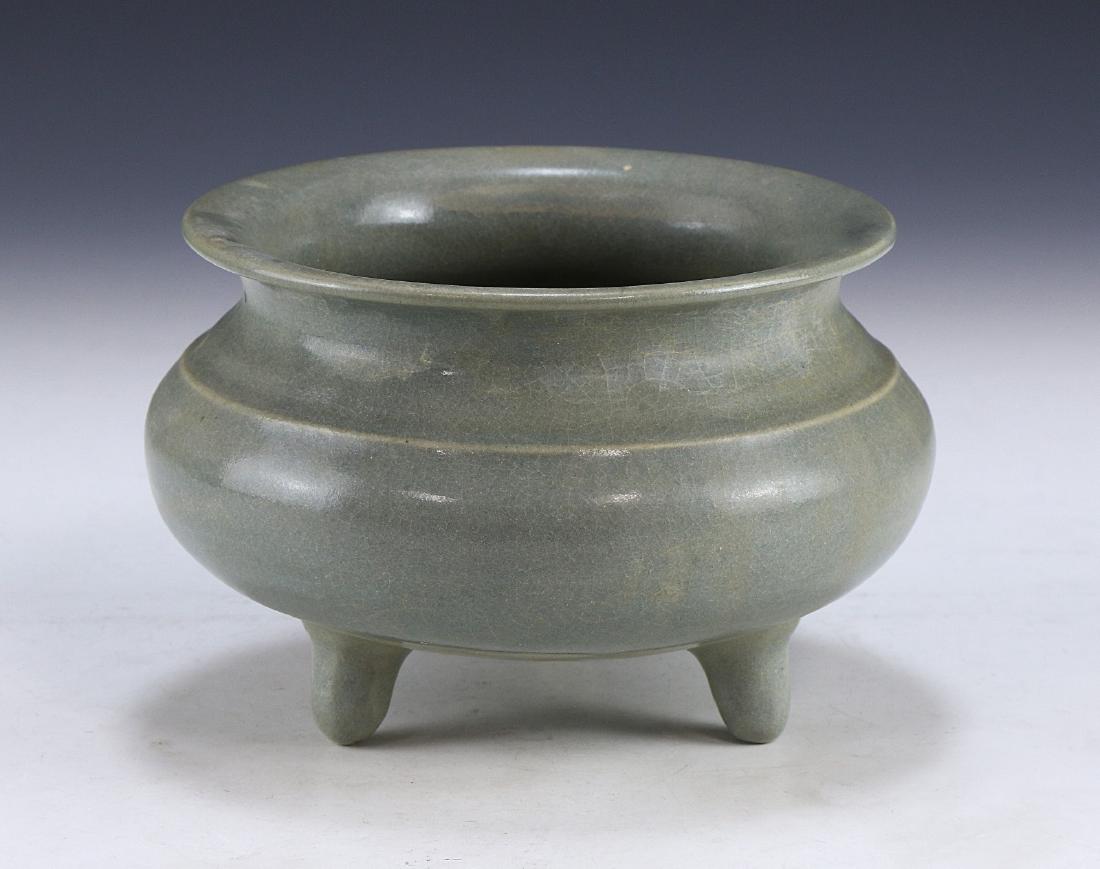 A CHINESE ANTIQUE LONGQUAN CELADON GLAZED TRIPOD (1 of 4)