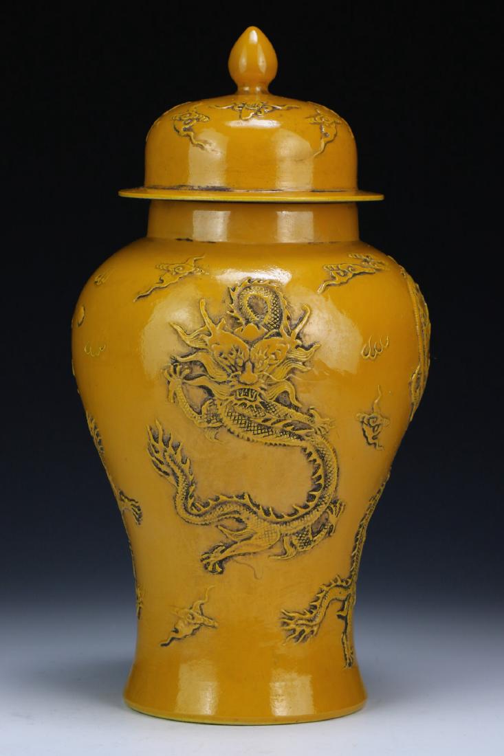 A CHINESE ANTIQUE YELLOW GLAZED PORCELAIN LIDDED VASE (1 of 6)