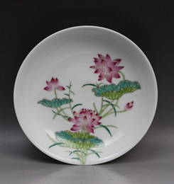 A Chinese Antique Famille Rose Porcelain Plate