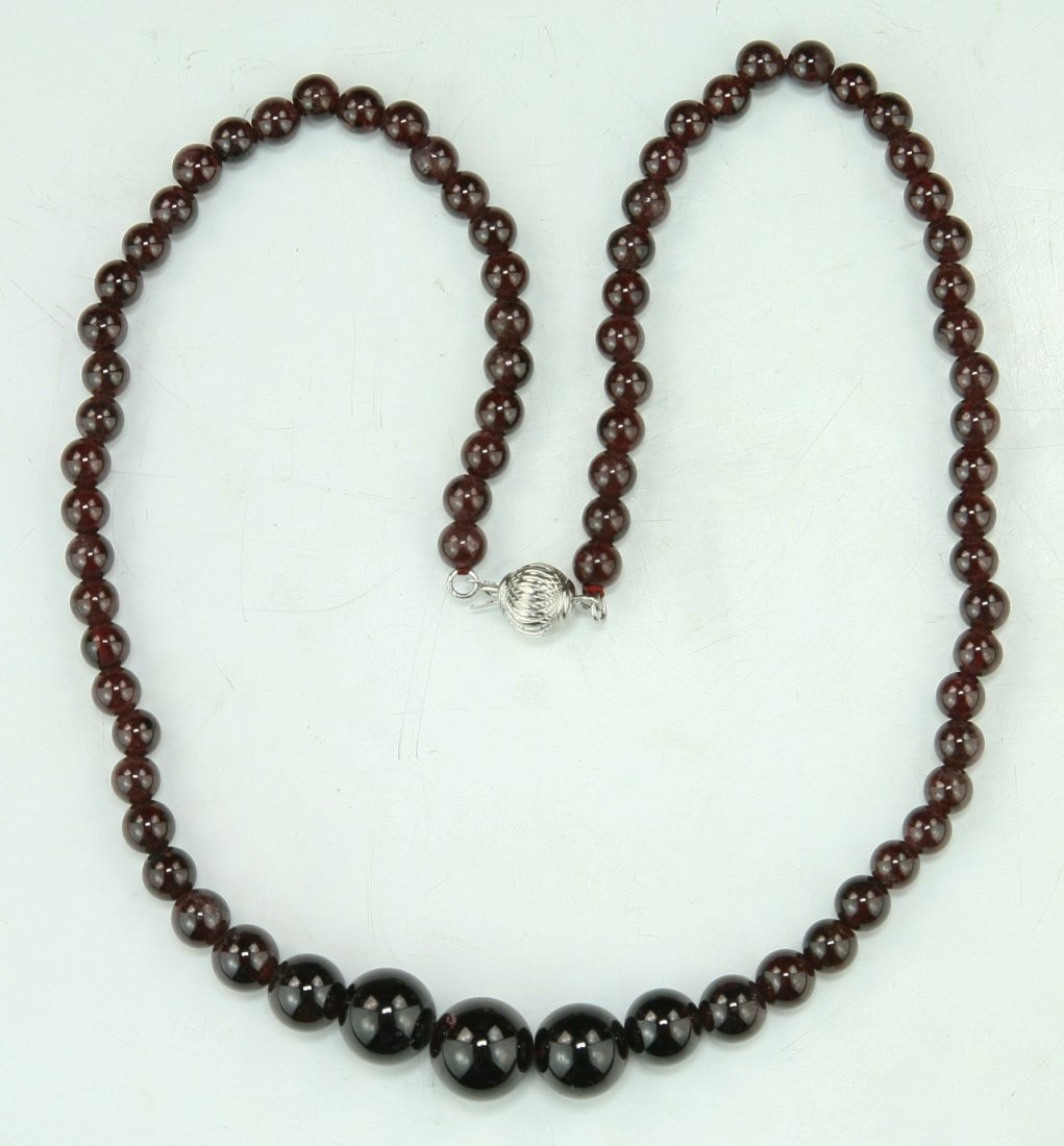 An Carnelian Agate Necklace: An Carnelian Agate Necklace; Size: L: 15"; (bead) D: 12mm (biggest)
