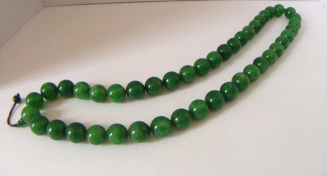 CHINESE GREEN JADE BEADED NECKLACE (1 of 2)