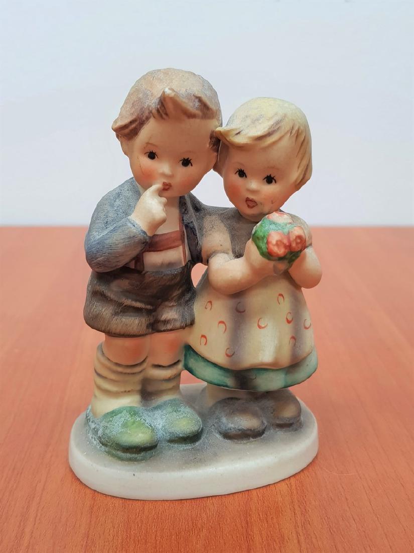 GOEBEL PORCELAIN CHILDREN FIGURINE: ANTIQUE GOEBEL PORCELAIN CHILDREN FIGURINE 4" X 2.75" X 2"