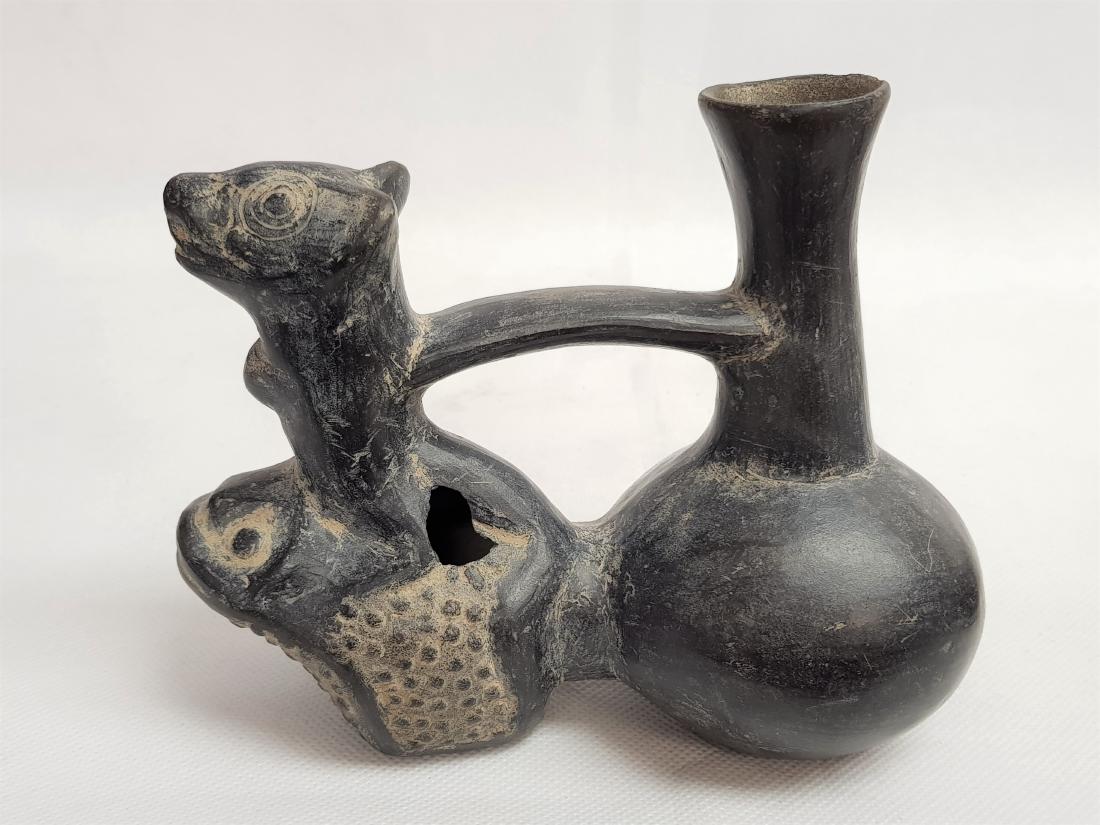 PRE COLOMBIAN BLACK POTTERY VASE (1 of 2)
