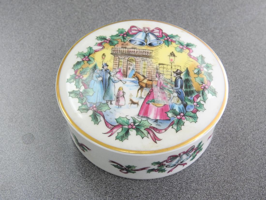 LIMOGES VINTAGE PORCELAIN MUSIC BOX: 1.50" X 4"
