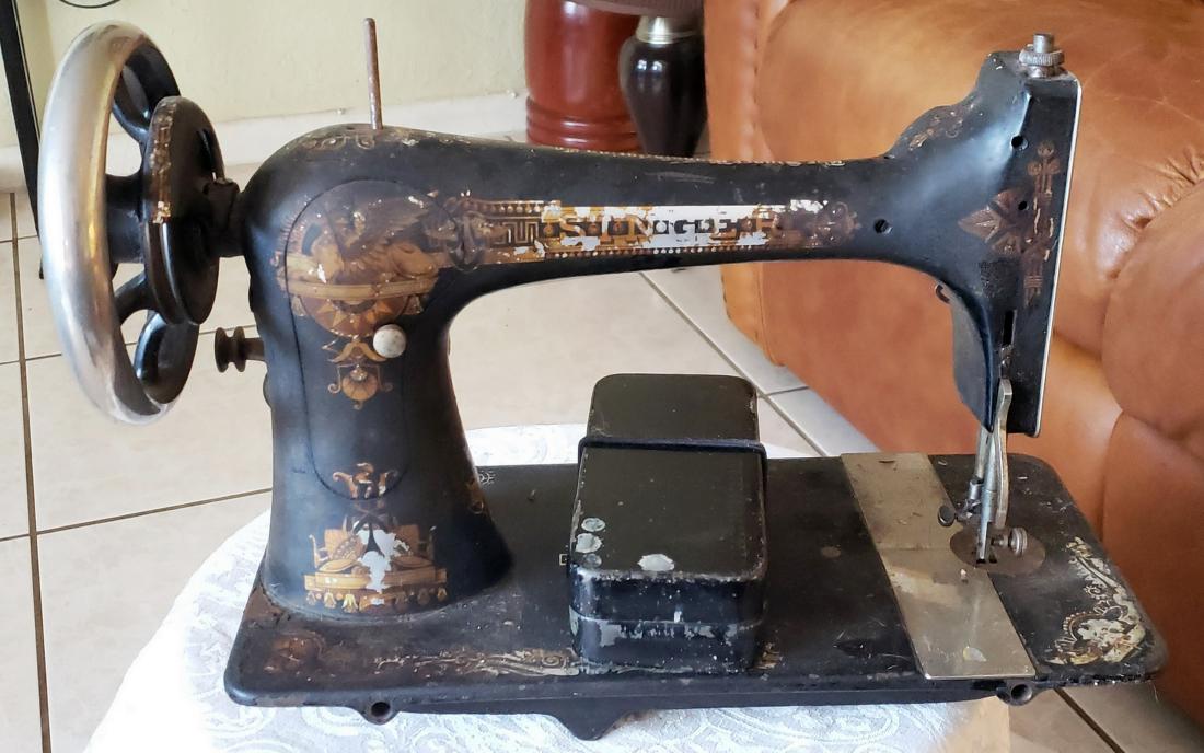 ANTIQUE SINGER SEWING MACHINE: ANTIQUE SINGER SEWING MACHINE
