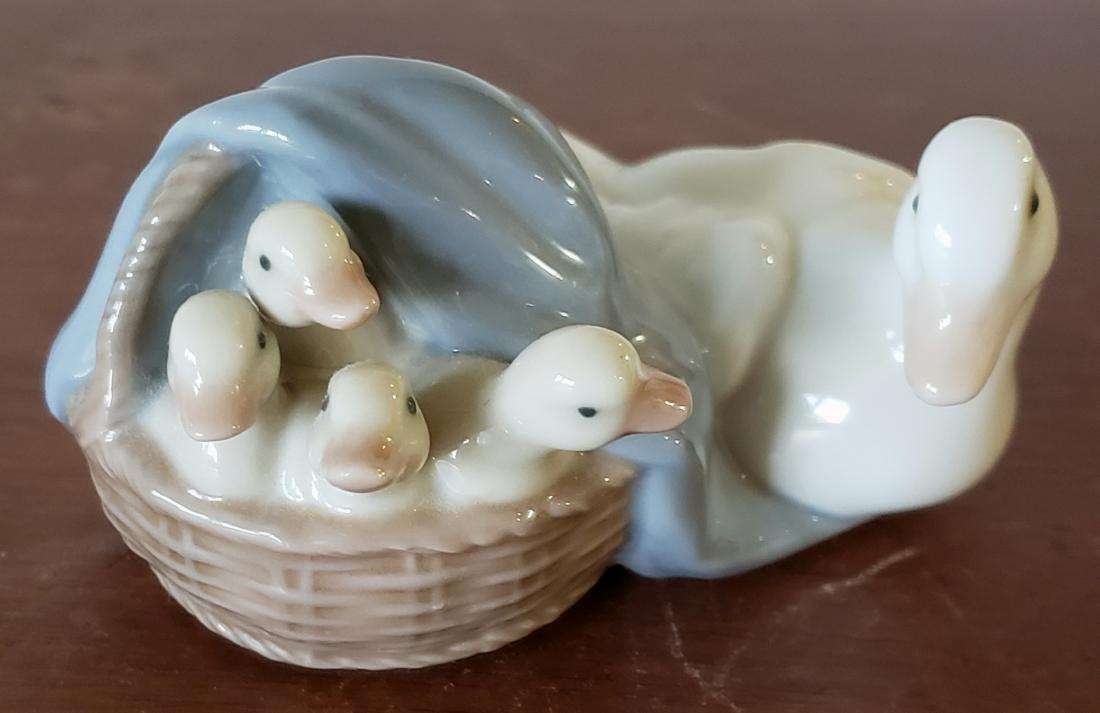 VINTAGE LLADRO PORCELAIN MAMA DUCK FIGURINE (1 of 2)
