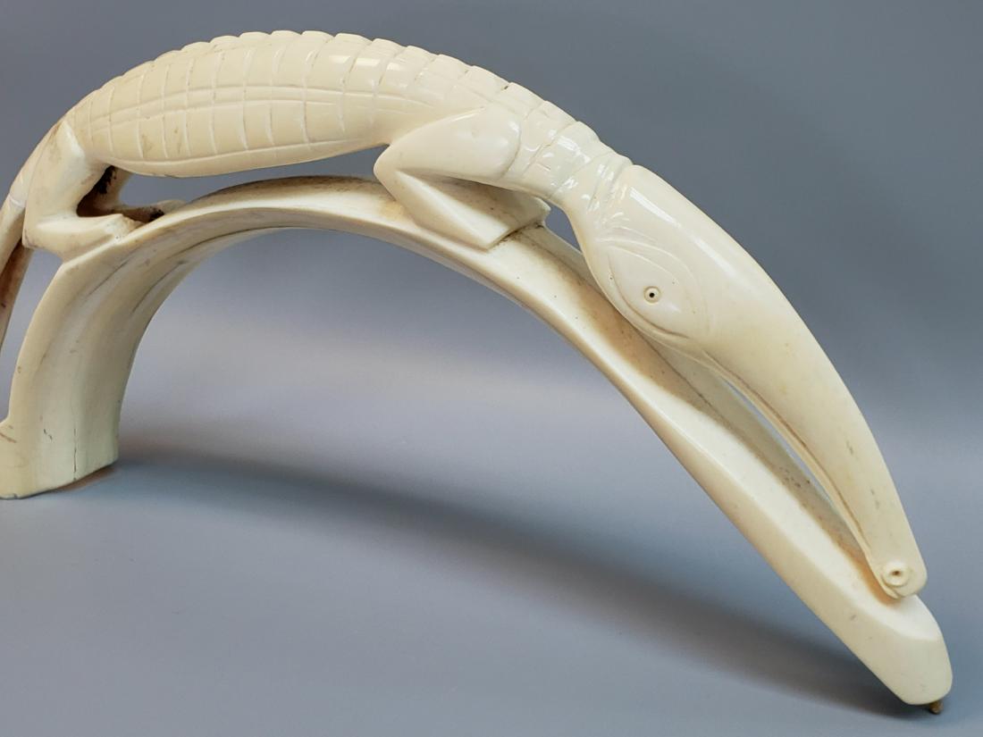 ANTIQUE HAND CARVED MONOCHROME ANIMAL TUSK "ANTEATER": ANTIQUE FINELY HAND CARVED ANIMAL TUSK SCULPTURE OF AN AFRICAN ANTEATER, 7.25" X 15.25" X 2", 906 GRAMS WEIGHT.