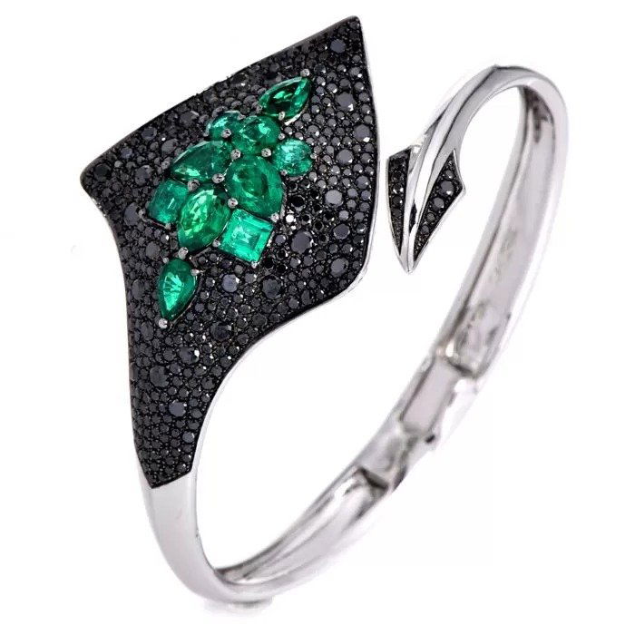 Stephen Webster Diamond Emerald 18K Stingray Cuff Bracelet: Weight: 38.3 Grams