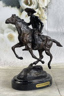 CM Thomas "Trooper of the Plain" Bronze: Dimensions: Height 9'' x Width 9''Approximate Weight: 7 LBS