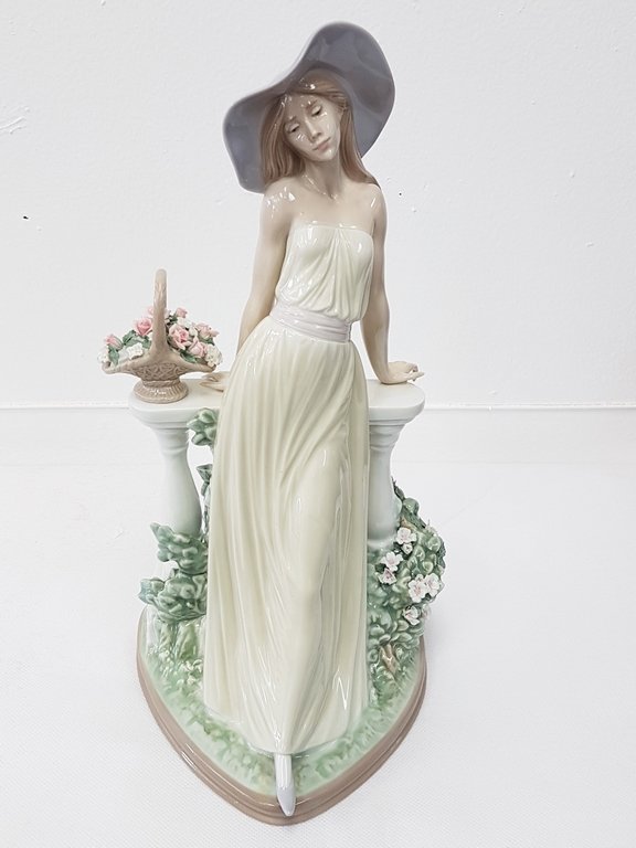 LLADRO 5378 TIME FOR REFLECTION PORCELAIN FIGURE (1 of 6)