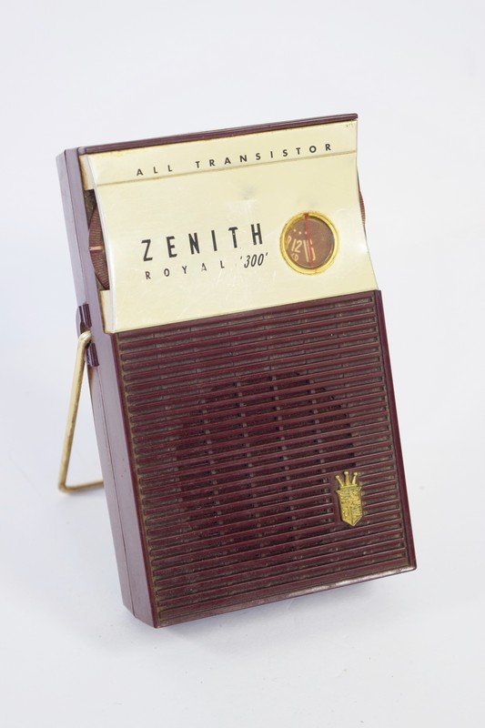 zenith royal 300 all transistor radio (1 of 2)