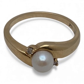 14k Yellow Gold Diamond & Pearl Ring