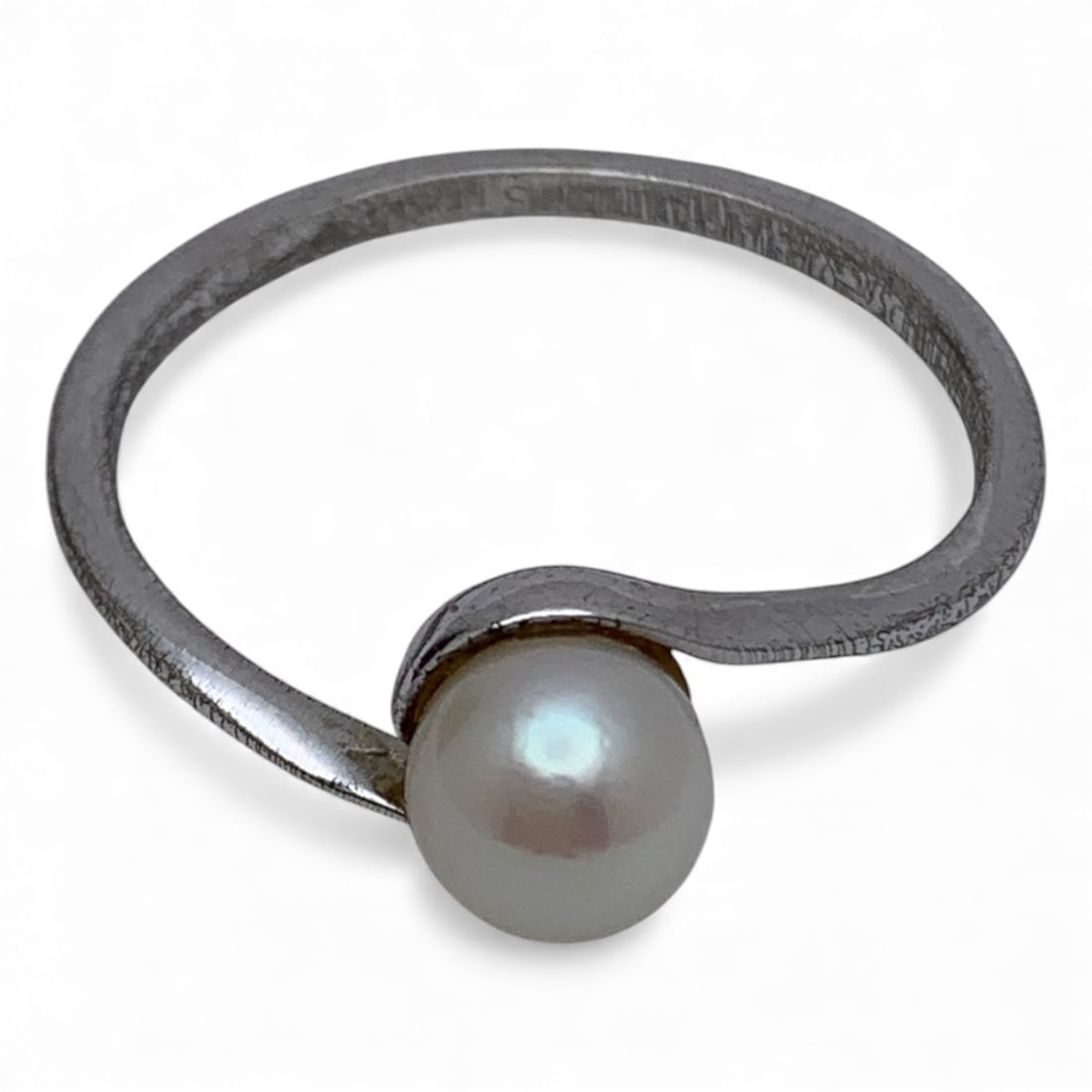 Sterling Silver & Pearl Ring: Marked Sterling - Size 7.75 - 1.6 Grams
