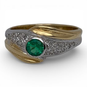 18k Yellow Gold Emerald & Diamond Ring