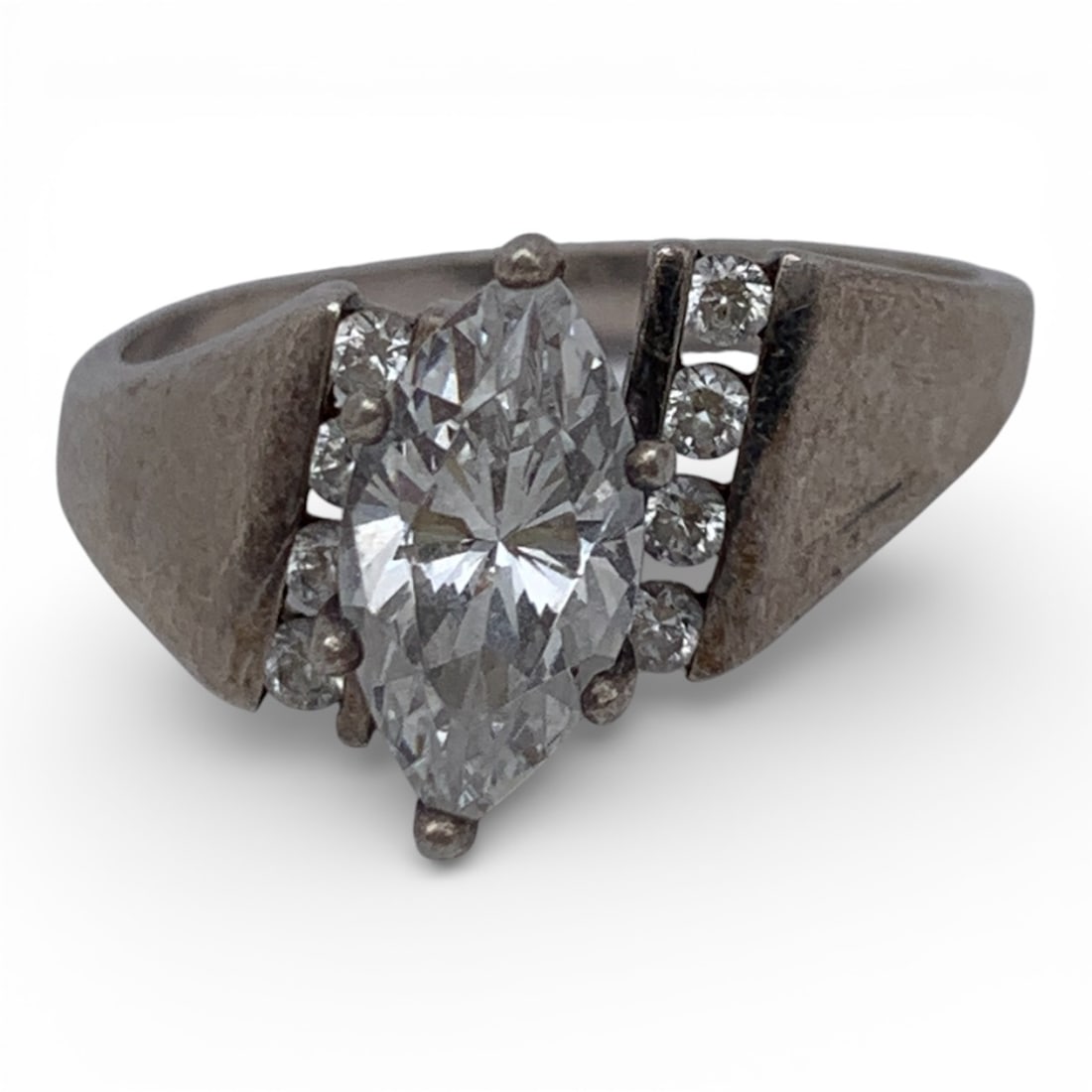 Sterling Silver Ring With Clear Stones: Marked 925 - Size 10 - 5.6 Grams