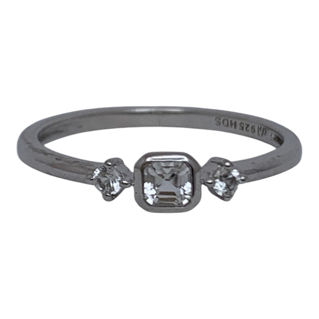 Sterling Silver Ring With Clear Stones: Marked 925 - Size 7 - 1.3 Grams