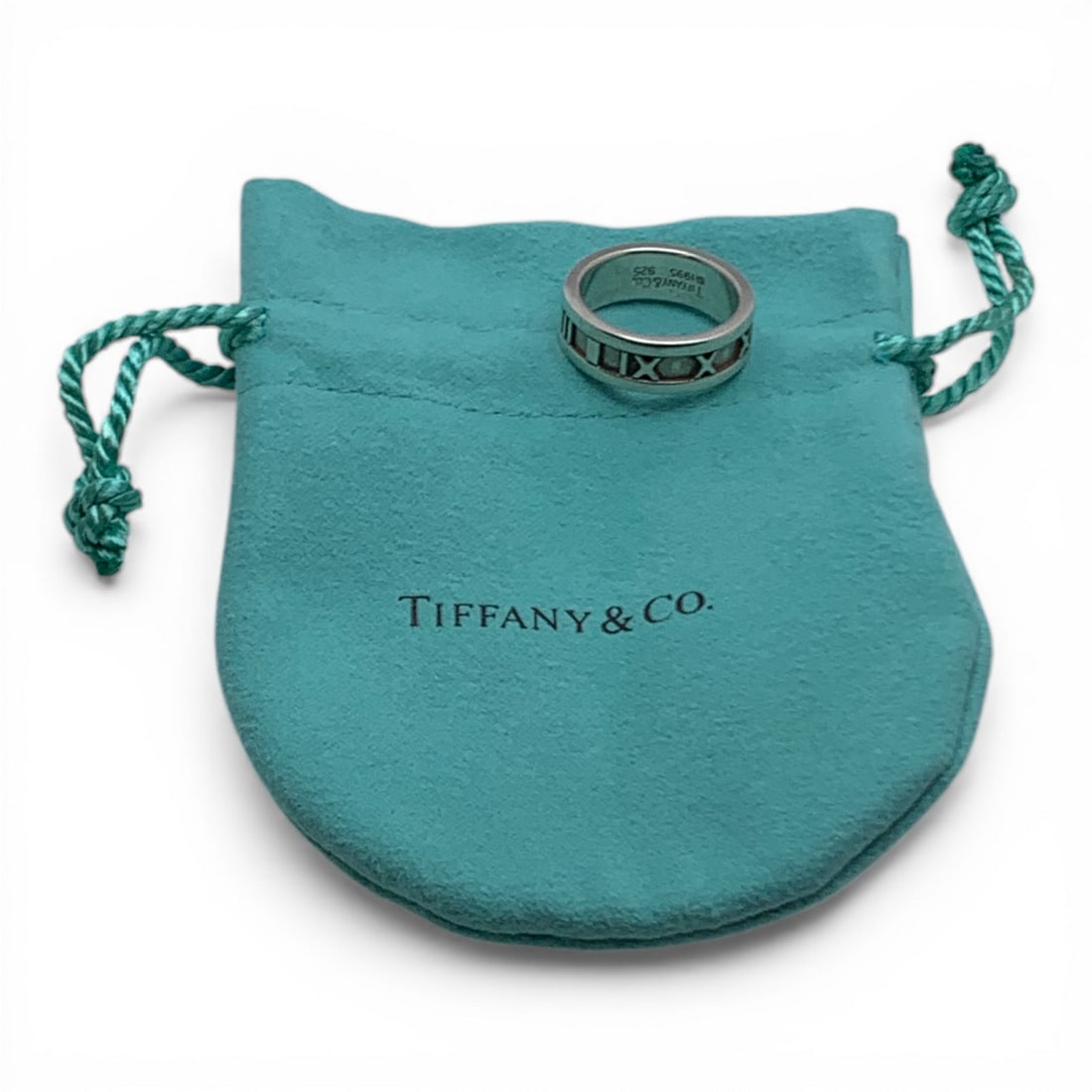 Tiffany & Co Sterling Silver Ring: Marked: 1995 Tiffany & Co, 925 - Size 5.25 - 5.7 Grams Includes Tiffany & Co Cloth Drawstring Bag