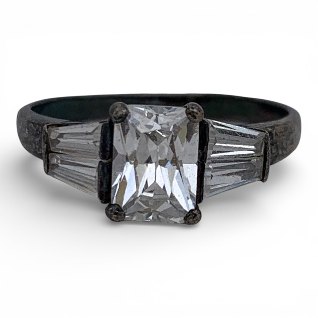 Sterling Silver Ring With Clear Stones: Marked 925 - Size 6 - 2.3 Grams