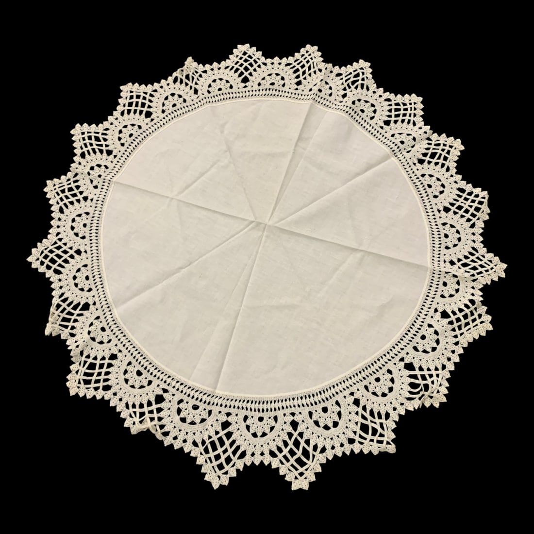 Table Cloth With Lace Edge (1 of 5)