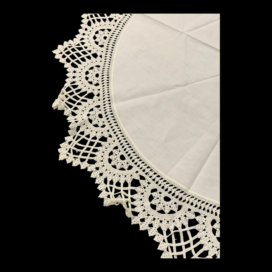 Table Cloth With Lace Edge - 3