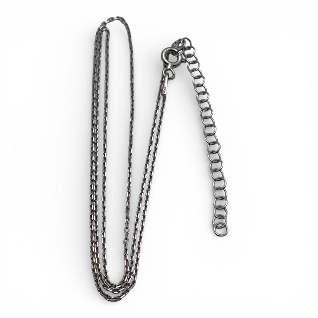 Sterling Silver Necklace: Marked 925 - 18" Long - 1.3 Grams