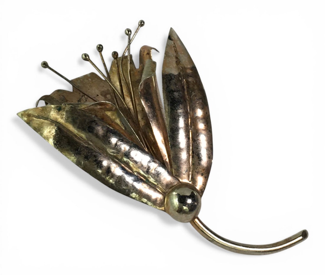 Sterling Silver Flower Broach: Marked Sterling. 27.6 G.