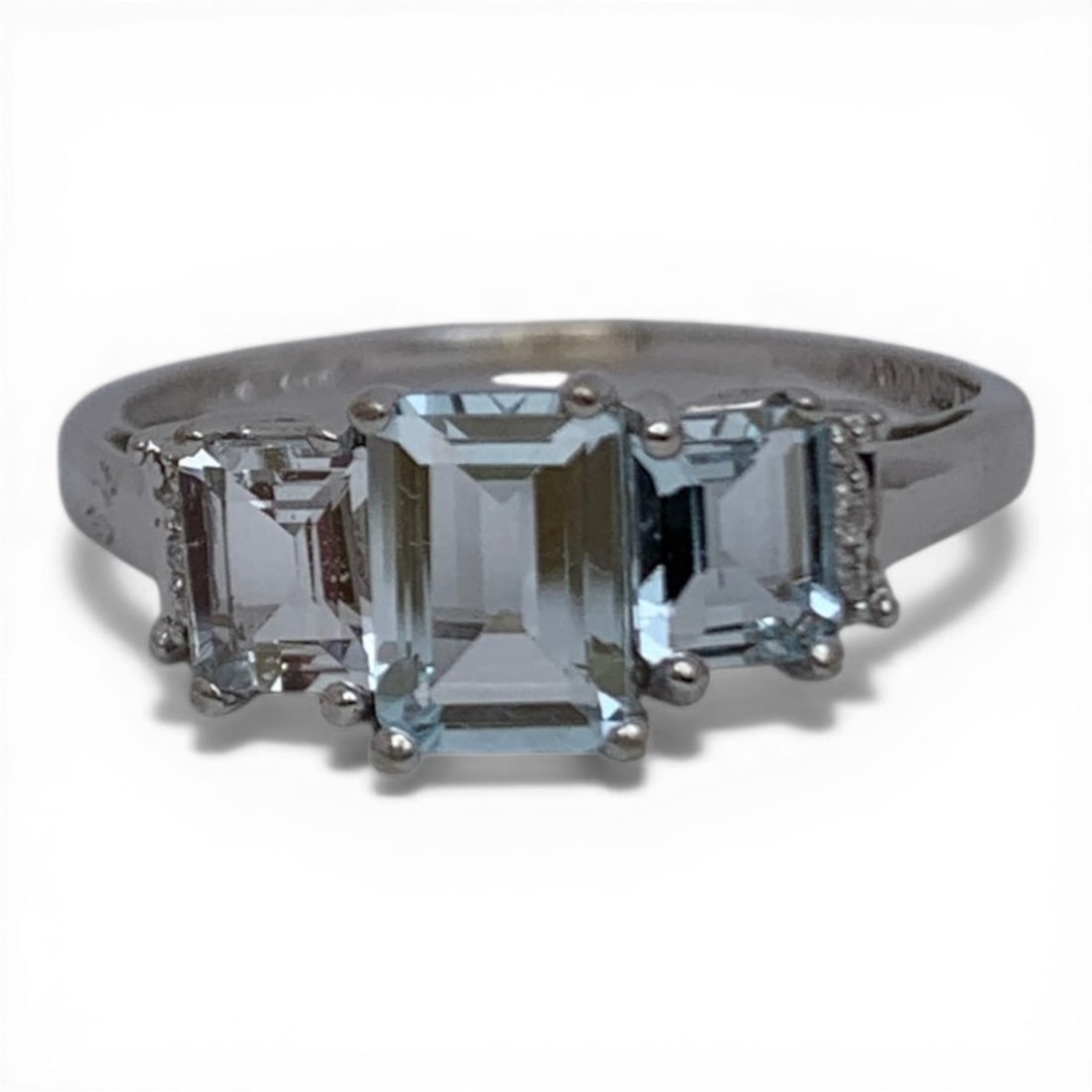 10k White Gold Diamond & Aquamarine Ring: 10k White Gold Ring Featuring 3 Rectangular Cut Aquamarine Gemstones Flanked By 2 Round Cut Diamonds Approx 0.01ct Each.Marked 10k - Size 8.75 - 1.2 DwtGemstones Tested With Presidium Gem Tester Il -
