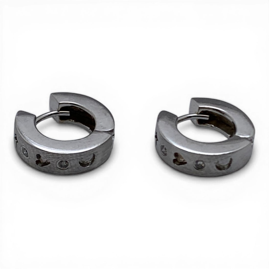 Pair Of 14k White Gold & Diamond Hoop Earrings: Pair Of 14k White Gold Hoop Earrings Featuring 2 Rounc Cut Diamonds On Each Earring Marked 14k - 1/2" Long - 3.9 DwtGemstones Tested With Presidium Gem Tester Il - Berners Does Not Guarantee