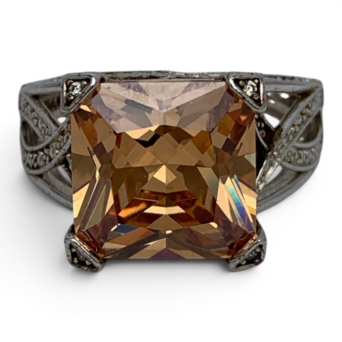 Vintage Sterling & Orange Stone Ring: Vintage Sterling Silver Ring Featuring An Open Work Design & A Princess Cut Orange StoneMarked: 925 - Size 8 - 7.3 Grams