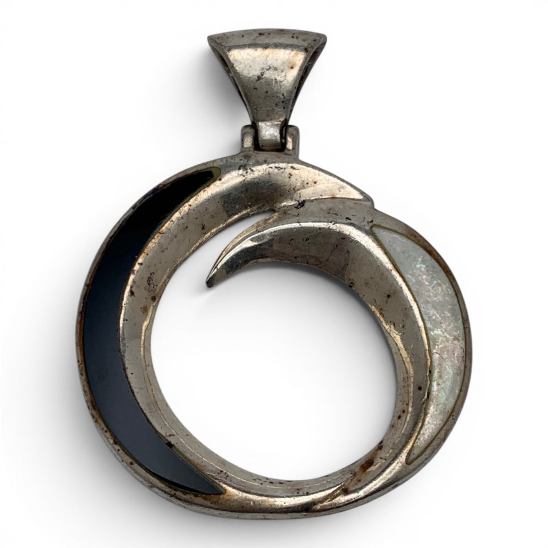 Sterling Silver Pendant With Inlaid Stones: Sterling Silver Pendant Featuring 1 Inlaid Mother Of Pearl Stone & 1 Inlaid Black Onyx Stone Marked: 925 - 1 3/8" Long - 8.3 Grams