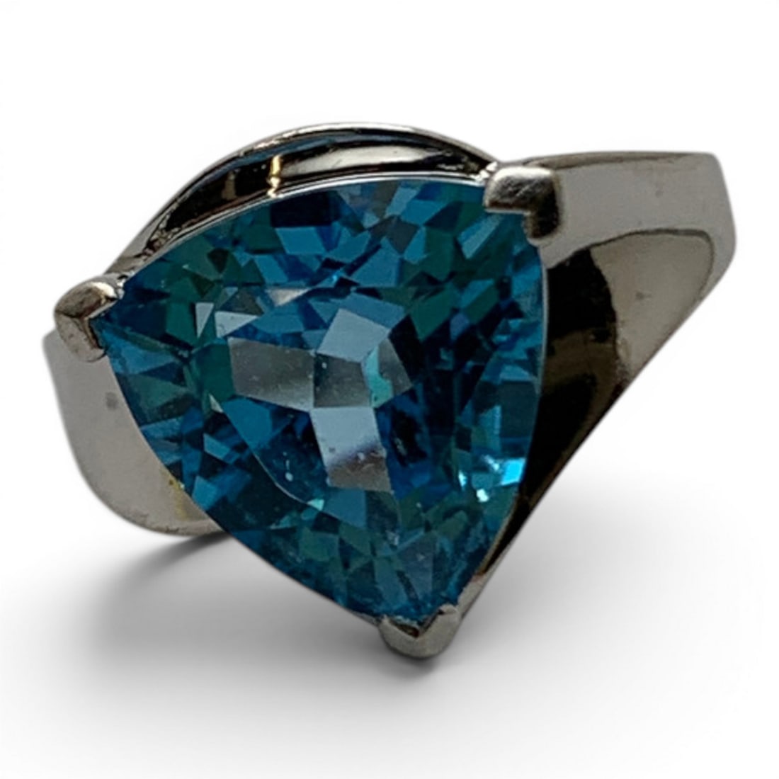14k White Gold & Blue Sapphire Ring: 14k White Gold Ring Featuring A Triangular Cut Blue Sapphire Gemstone.Marked 14k - Size 7 - 3.6 DwtGemstones Tested With Presidium Gem Tester Il - Berners Does Not Guarantee Authenticity Of Gemstones